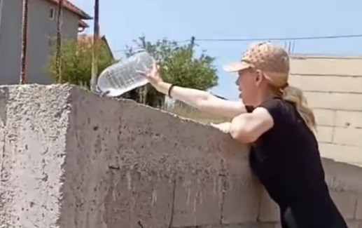NAŠA STARLETA UHVAĆENA NA GRADILIŠTU! Šokirala javnost, zaliva beton i kopa, a svi komentarišu jedno (FOTO)