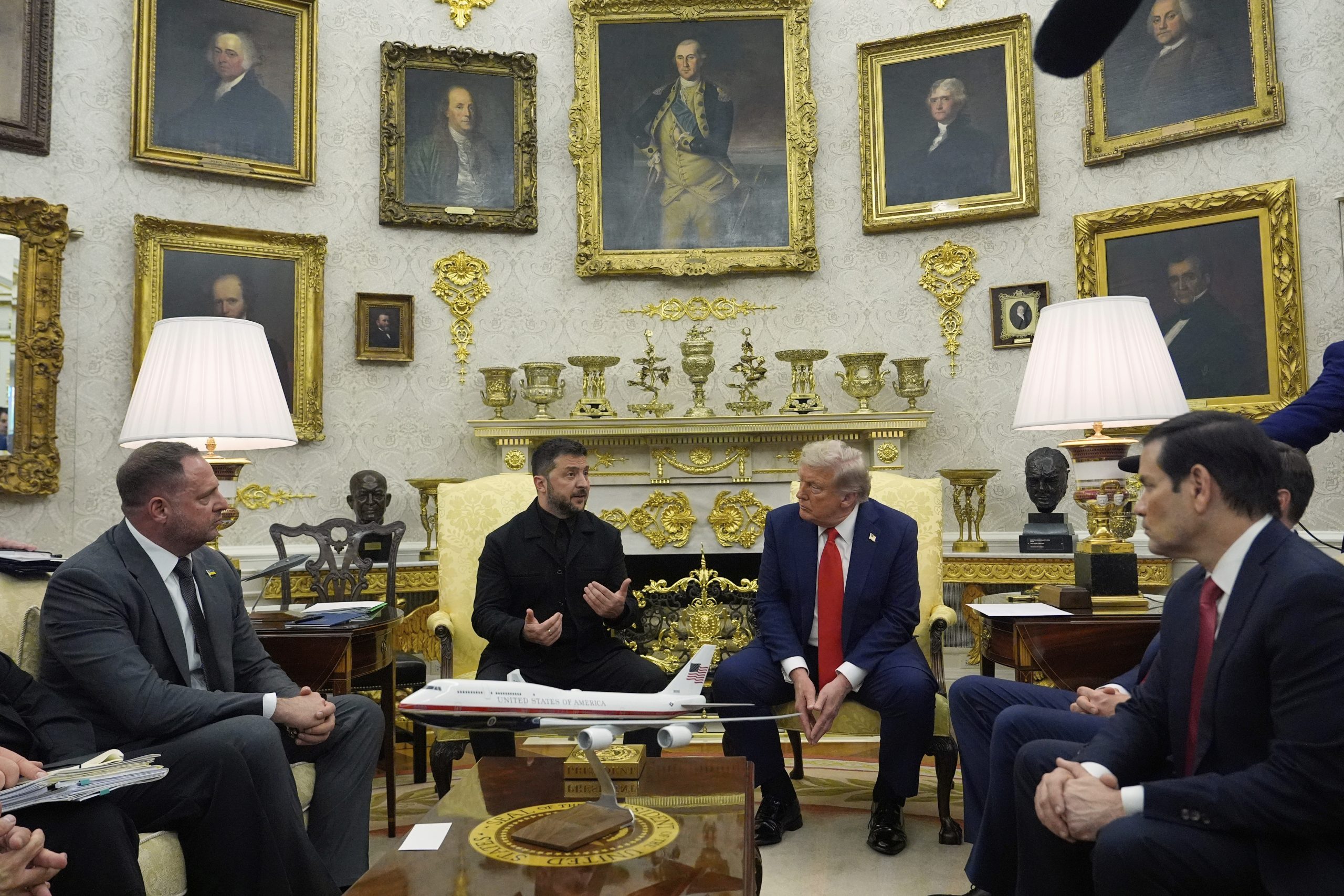 OTKRIVENO ŠTA JE PISALO U PISMU KOJE JE ZELENSKI DAO MELANIJI! A evo kako je Tramp reagovao kada je čuo da je pošta za NJEGOVU ŽENU!