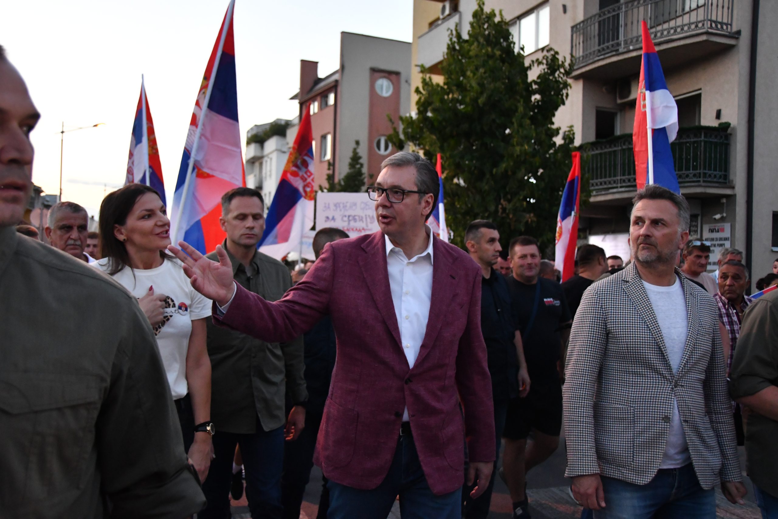 „SAMO MIR STABILNOST, SIGURNOST, DA SE IZBORIMO ZA SRBIJU BUDUĆNOSTI“ Obratio se Vučić, predsednik sa učesnicima skupa u Ubu (VIDEO)