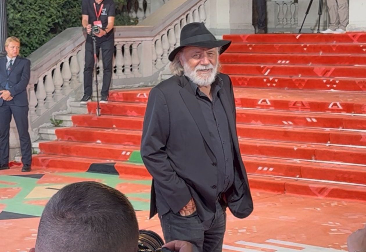 POKUPIO OVACIJE PRISUTNIH! Rade Šerbedžija se pojavio na crvenom tepihu SFF, evo u kom filmu tumači CENTRALNU ULOGU