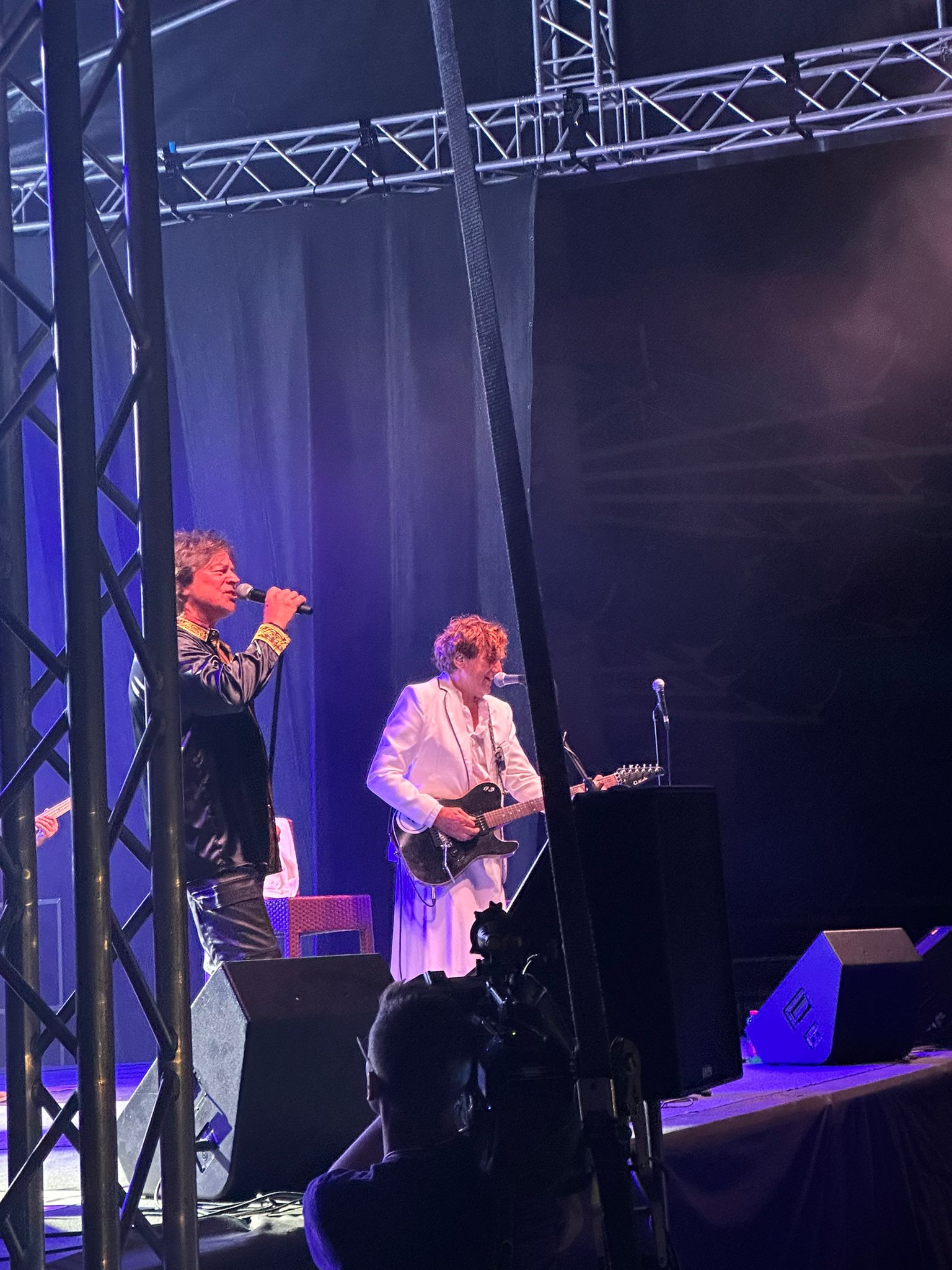 ALEN ISLAMOVIĆ I GORAN BREGOVIĆ U ZAGRLJAJU! Emotivan momenat na koncertu Bjelog Dugmeta u Izoli – nostalgija, suze i spektakularan nastup (VIDEO)