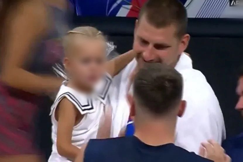 JOKIĆ JE TATA ZA PRIMER! Posle pobede Srbije uzeo Ognjenu u NARUČJE! Njena reakcija je HIT kada se približio Dončić! (VIDEO)