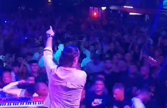 LUKAS TRAŽIO OD PUBLIKE DA PEVA ŠTO GLASNIJE – DOSLOVNO SU GA POSLUŠALI! Kakav lom u klubu Kaskada! (VIDEO)
