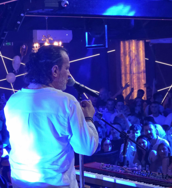 AKO STE MISLILI DA NEMA NIKAKVE MUZIČKE ATRAKCIJE OVOG LETA – GREŠITE! Tu je Aca Lukas da vas razuveri!
