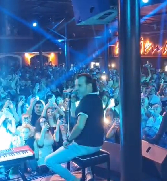 „NIJE OVO STO ZA DVOJE, SKLONIŠTE JE OVO MOJE“ Lukas „potopio“ Vodice, more ljudi na nastupu!