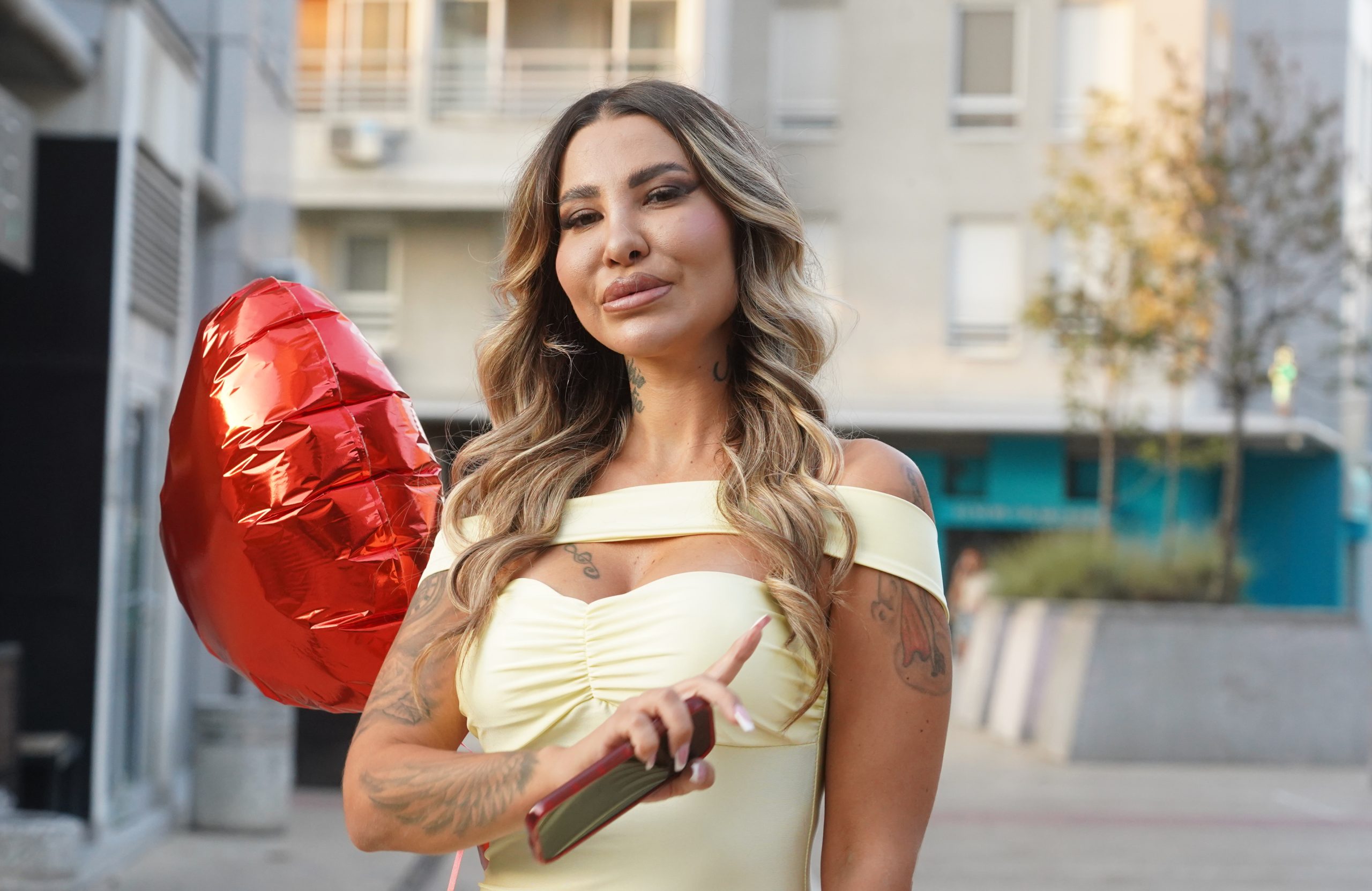 ANELI AHMIĆ IZMENILA LIČNI OPIS! Fanovi u ŠOKU na šta LIČI: „Eksplodiraće joj FACA…“