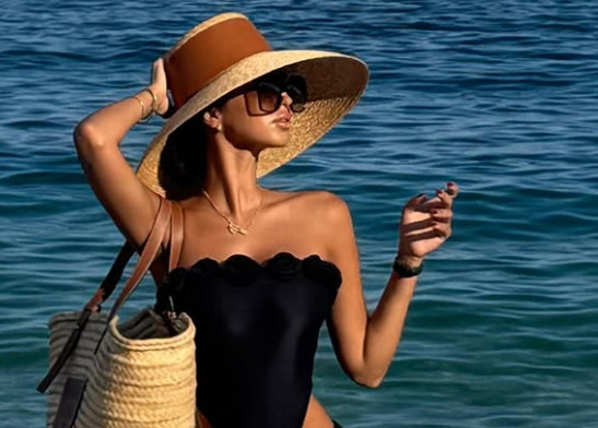 ĐINA DŽINOVIĆ U CENTRU PAŽNJE NA PLAŽI: Crni kupaći i izazovne poze, sve oči uprte u nju (FOTO)