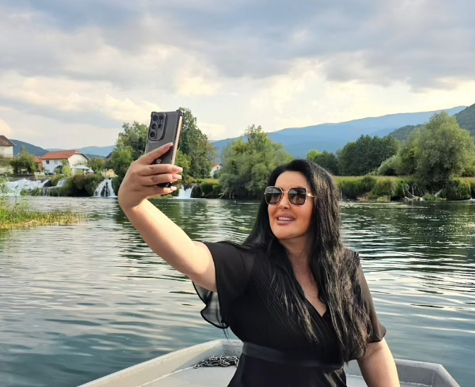 UŽIVA NA ČAMCU, A IZA NJE VODOPADI! Dragana Mirković podelila nestvarne slike, a postavlja joj se jedno pitanje (FOTO)