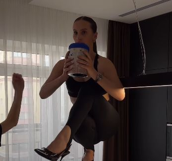 RUSKINJA SLOMILA KIČMU DOK JE RADILA IZAZOV NIKI MINAŽ! Bizaran trend u svetu (VIDEO)
