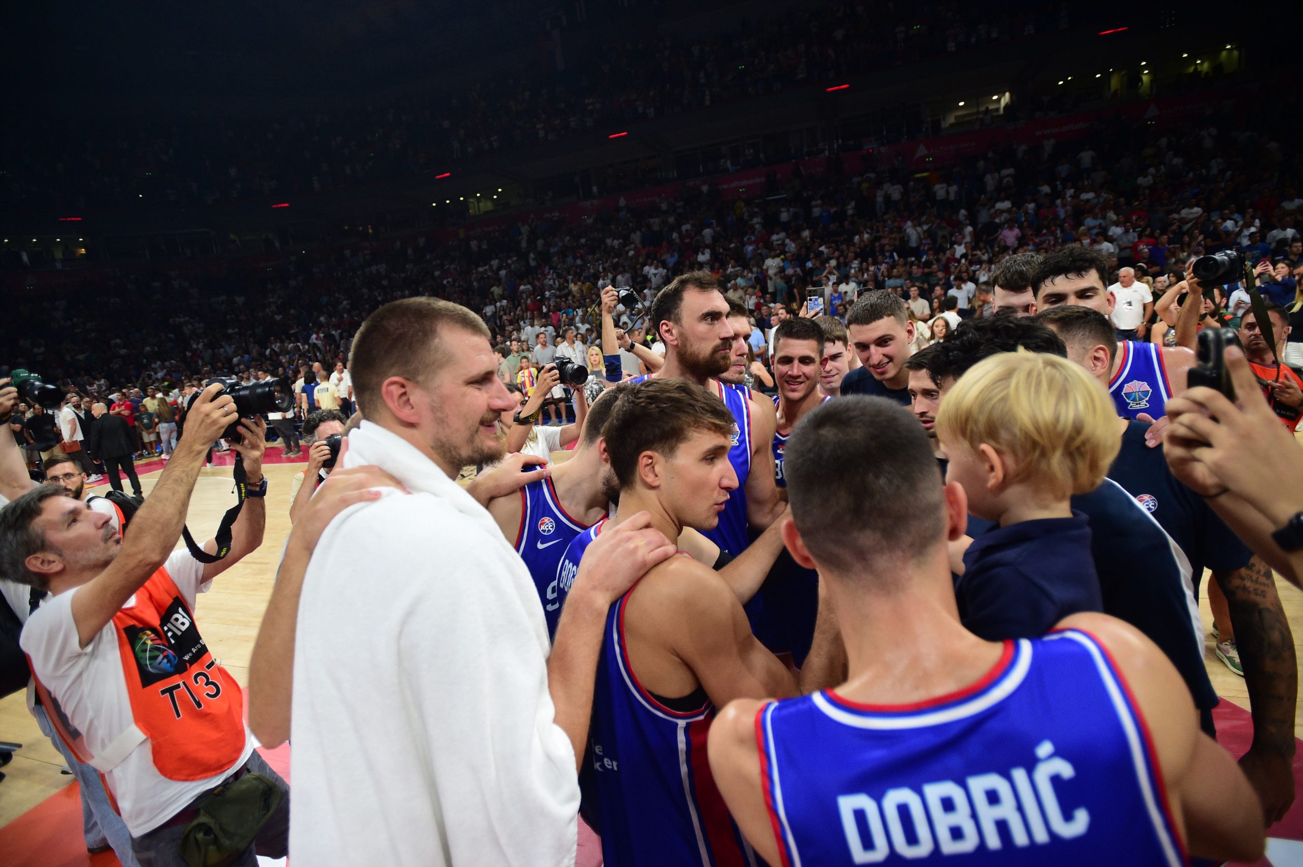 NEVIĐENI SKANDAL U ARENI! Izbegnuta TUČA na meču Srbije i Slovenije! Poznati sportista sve OTKRIO!