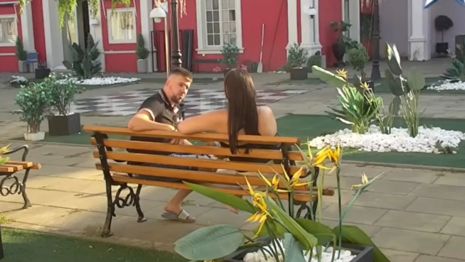 OPROSTILA MU SVE UVREDE I KLEVETE, PA GA USELILA U KUĆU! Bivša rijaliti učenica sve šokirala, spremaju i svadbu?!
