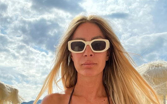 IZ RAZLIČITIH UGLOVA ŽARI I PALI! Vesna Đogani se skinula u 44. godini i pokazala čime raspolaže!