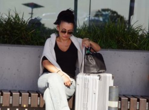 EKSKLUZIVNI PAPARAZZO SA AERODROMA! Pevačica doputovala, pa doživela šok jer je niko nije sačekao!