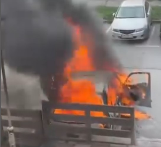 PLAMEN PROGUTAO AUTOMOBIL! Gust dim se širi, vatrogasci na licu mesta!