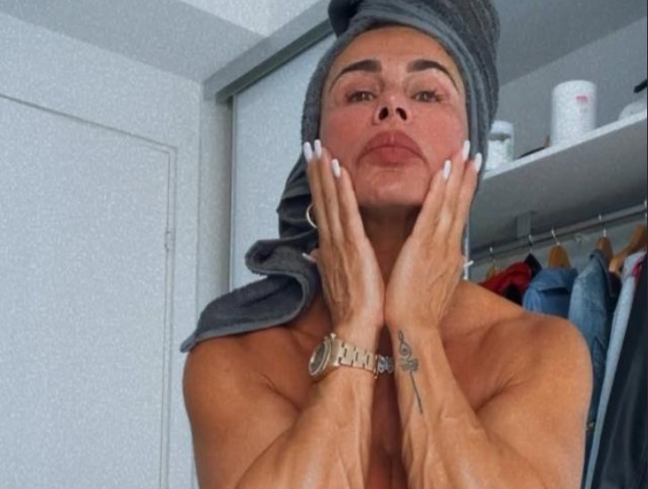POSTALA BAKA SA 55 GODINA, SPAVALA SA PREKO 800 MUŠKARACA! Poznata influenserka ŠOKIRA svojom biografijom: „Bila sam na orgijama sa 15 godina“