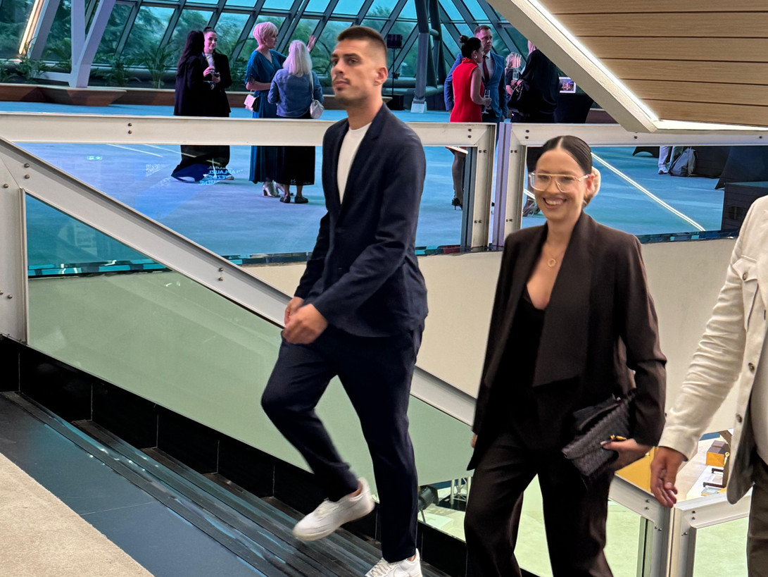 „KAO DEVOJČICA SAM SE SPUSTILA SA PLAFONA SAVA CENTRA!“ Mirka Vasiljević i Vujadin Savić blistaju zajedno! (FOTO)