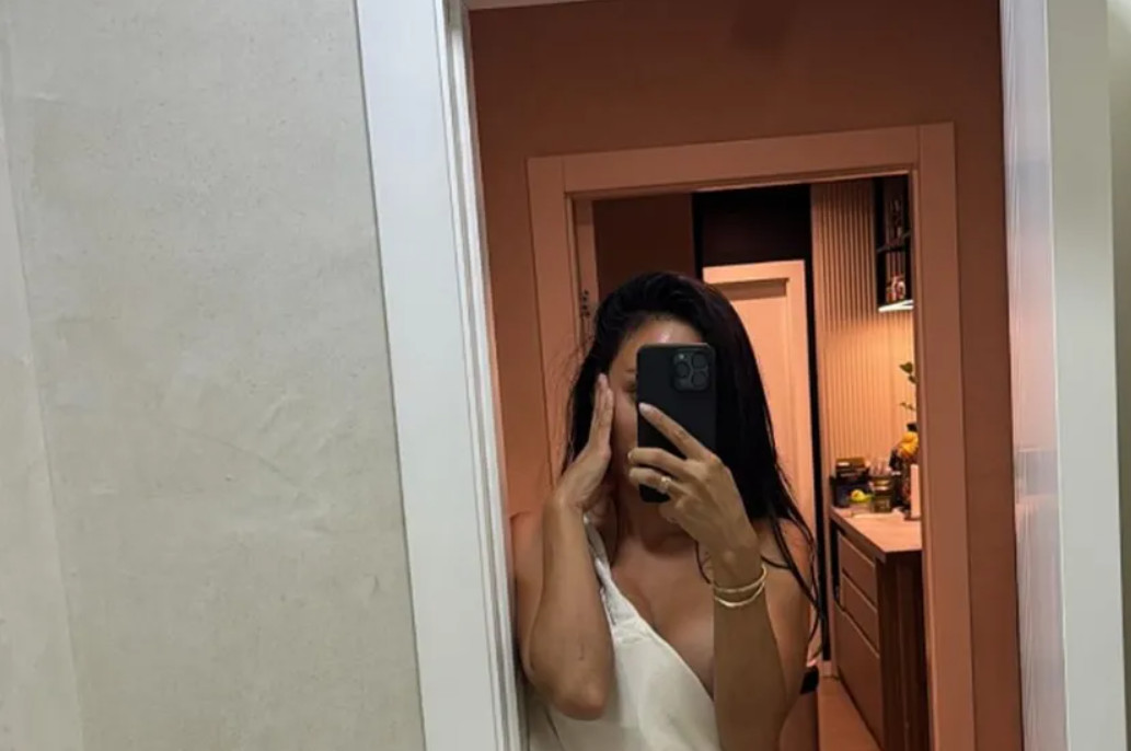 EDITA ARADINOVIĆ SE FOTKALA U TOPLESU: Prekrila intimne delove tela vrećastom torbom – MUŠKARCIMA SE OD OVOGA DIŽE PRITISAK! (FOTO)