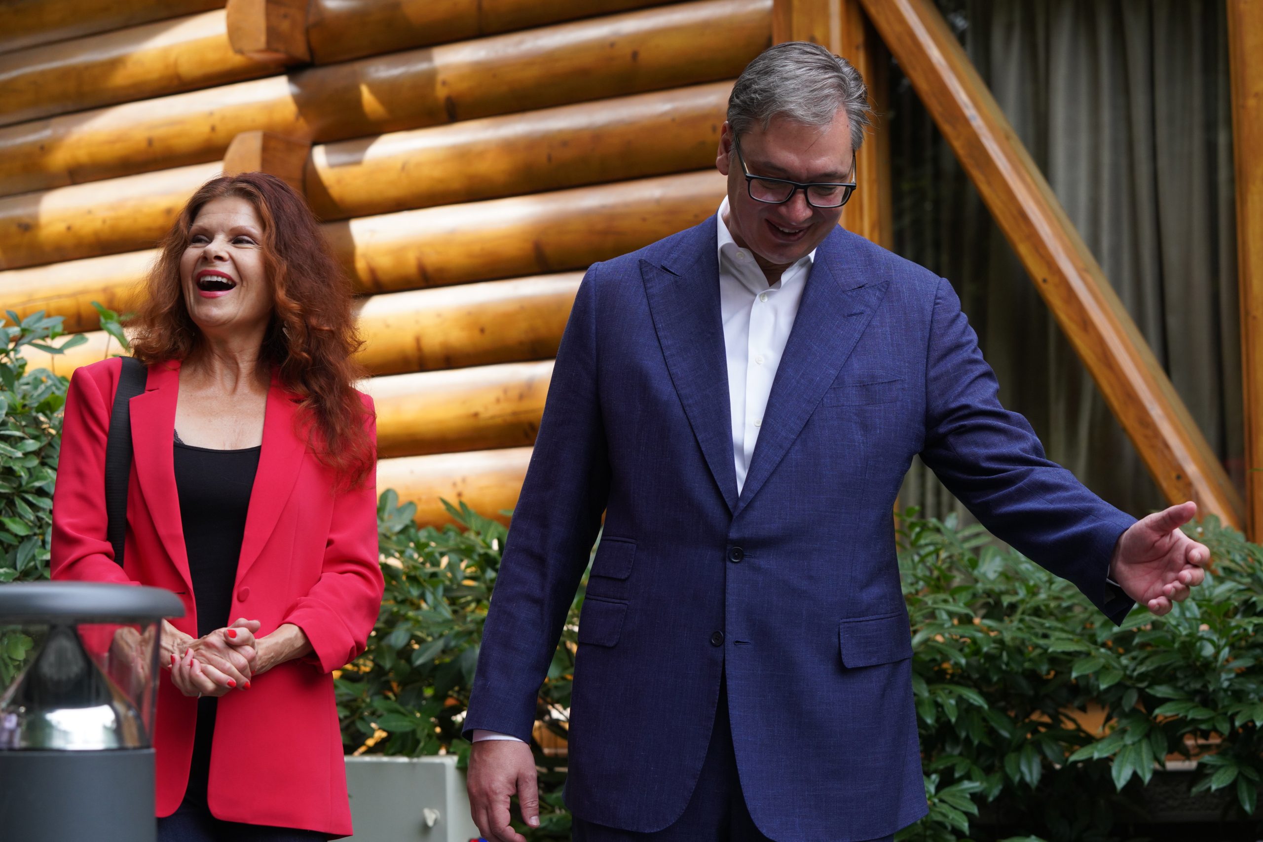 VUČIĆ UGOSTIO LOLITU DAVIDOVIĆ I RONA ŠELTONA! Prijem za holivudsku glumicu i njenog supruga