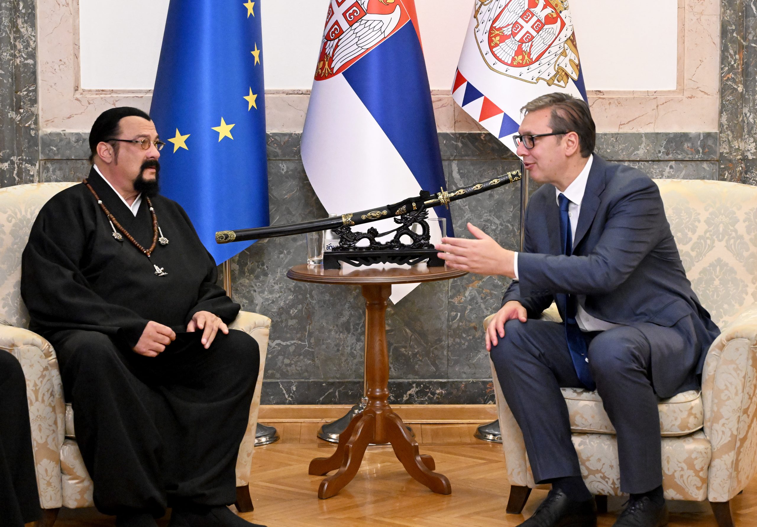 VUČIĆ UGOSTIO STIVENA SIGALA! Svi detalji susreta u Palati Srbije! (FOTO)