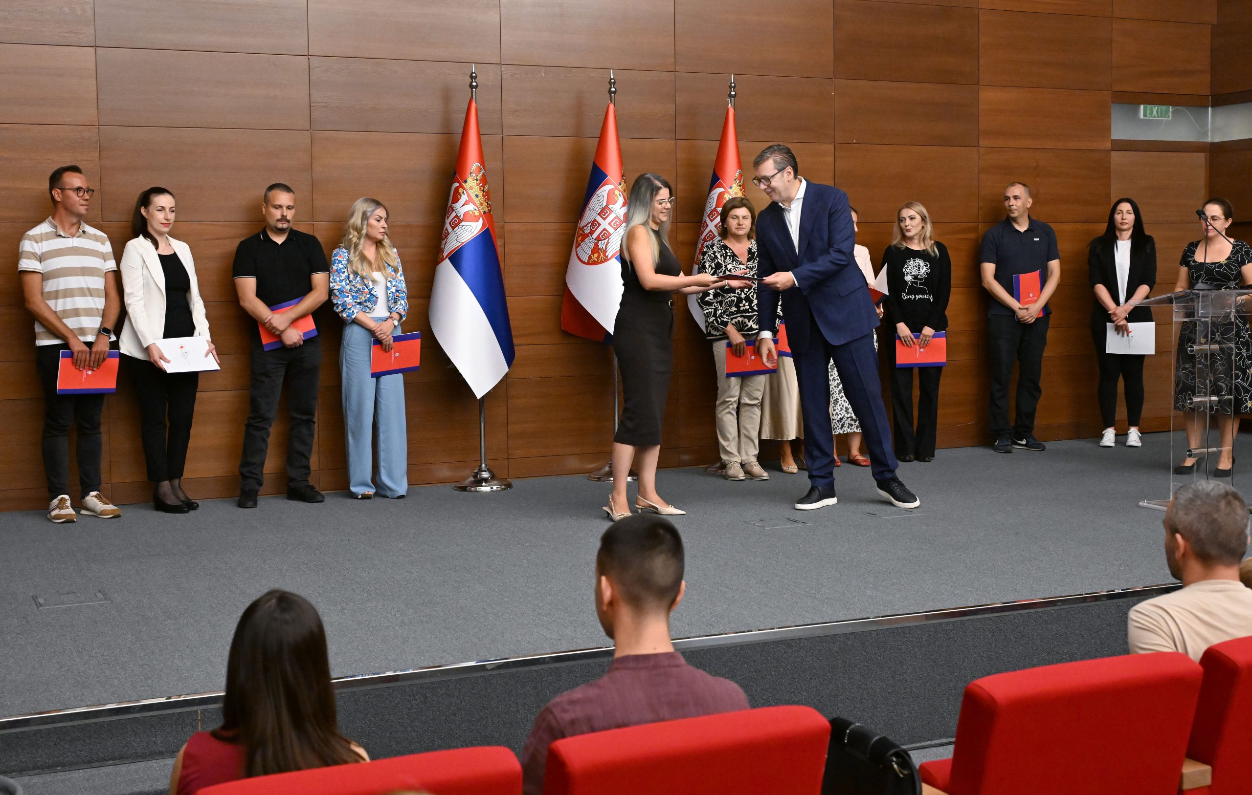 VUČIĆ URUČIO UGOVORE ZDRAVSTVENIM RADNICIMA, PA PORUČIO: „Srećan sam što se vraćate u Srbiju da radite“
