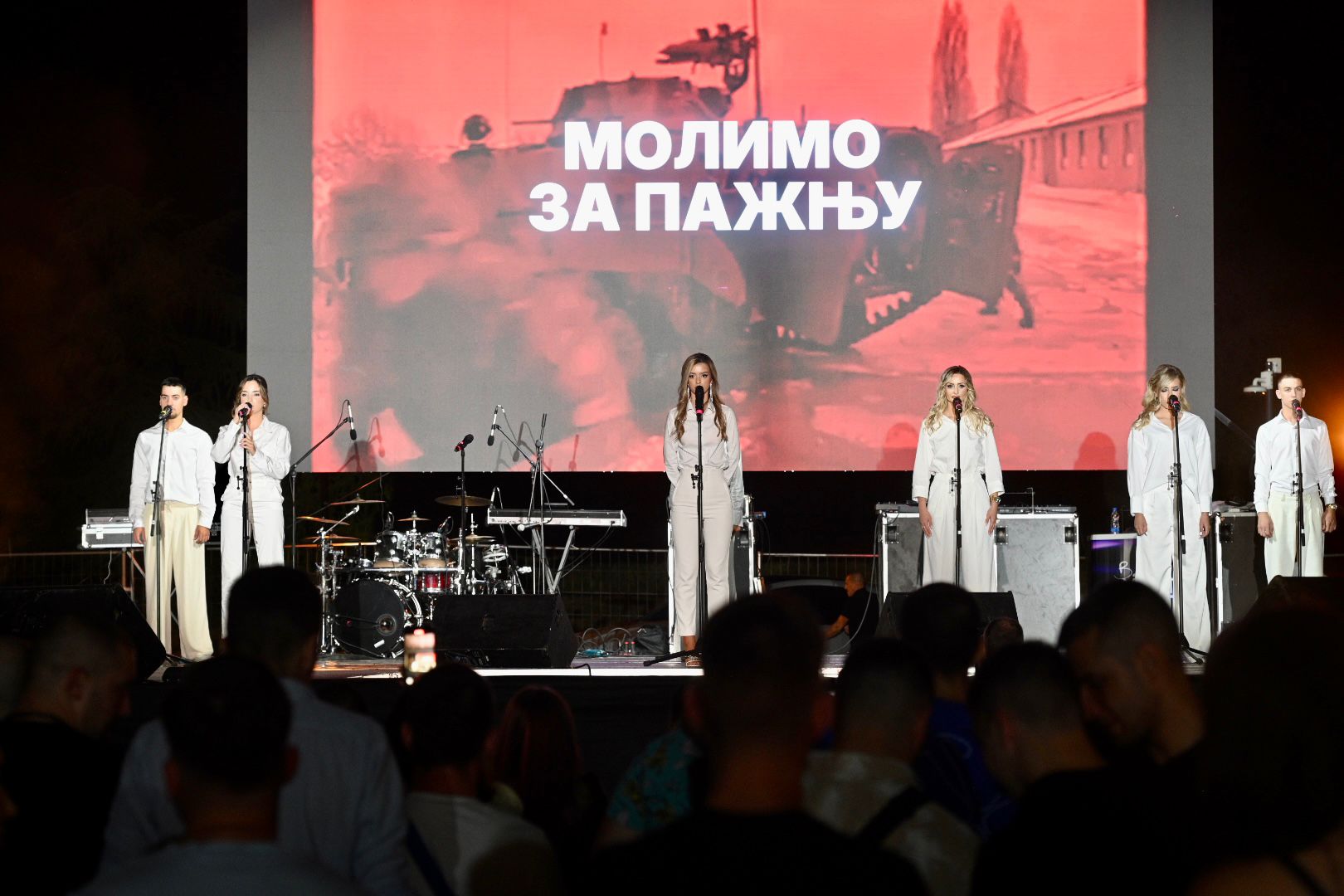 EMOTIVNO FINALE YOUTH FESTA U BEOGRADU: PESMOM „MALOM ANĐELU” ZA MILICU RAKIĆ PODSETILI DA SE BOMBAROVANJE NIKADA NE SME PONOVITI