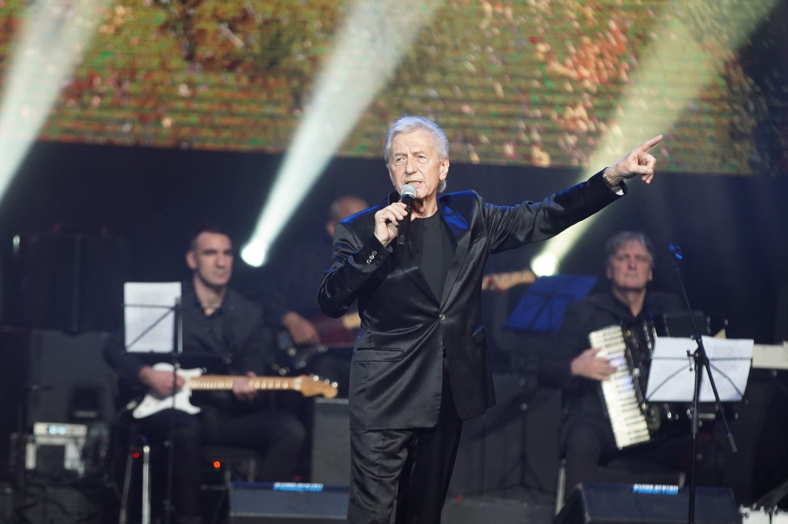 MIROSLAV ILIĆ NEKAD I SAD! Ovako je pevač izgledao, a DETALJ SA POČETKA KARIJERE je posebno zanimljiv! (FOTO)