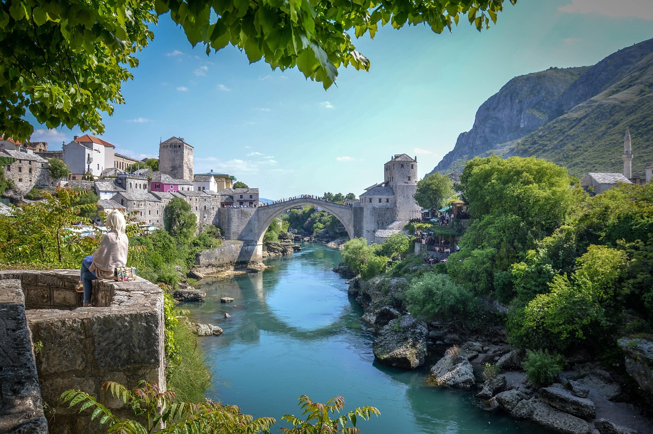 Nevreme sa orkanskim vetrom pogodilo Mostar! STABLA ČUPALO IZ KORENA, UNIŠTENI AUTOMOBILI….