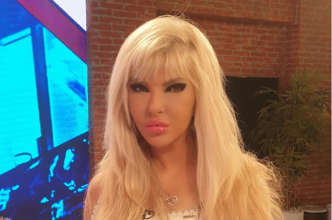 SKINULA SE JAMI! Pevačica pokazala čime raspolaže, šokirala golotinjom u 59. godini (FOTO)