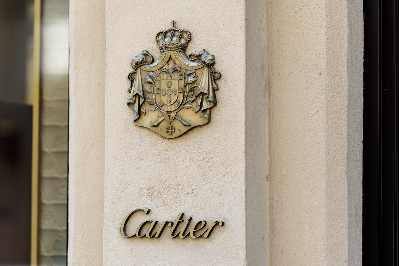 DA LI STE ZNALI? Srpski grb i DANAS stoji na Cartie radnjama u svetu – RAZLOG ĆE VAS ODUŠEVITI!