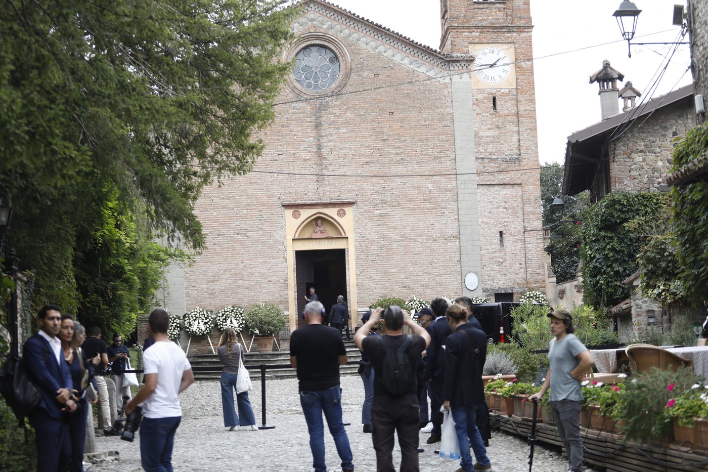 ITALIJA U SUZAMA! Preko 16 hiljada ljudi odalo počast Đorđu Armaniju! Isplivale slike sa sahrane! (FOTO)