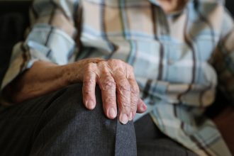 NAJSTARIJA ŽENA NA SVETU JE ŽIVELA 122 GODINE?! Njen recept za dug život: CIGARETE, VINO i ČOKOLADA?
