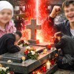 Foto: Ilustracija prikazuje grob patrijarha Pavla u manastiru Rakovica, sa simboličnim prikazom crvene svetlosti i vernika na molitvi