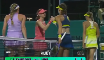 Ukrajinka Ruskinja rukovanje tenis