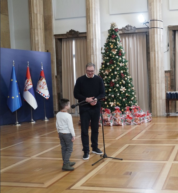 Aleksandar Vučić podelio paketiće