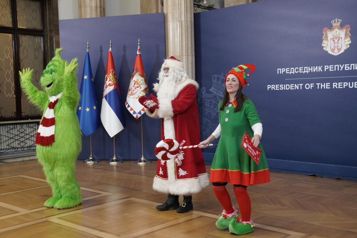 Aleksandar Vučić podelio paketiće